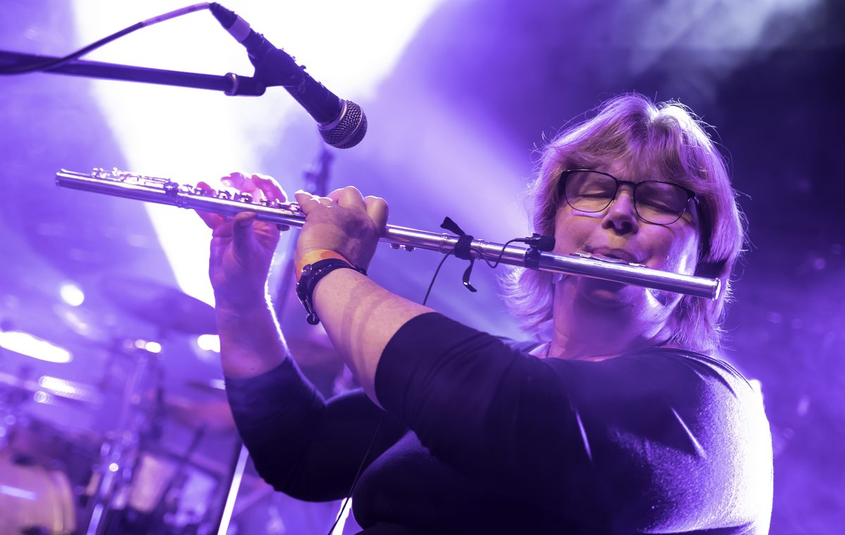 Mel Woodwind an der Querflöte